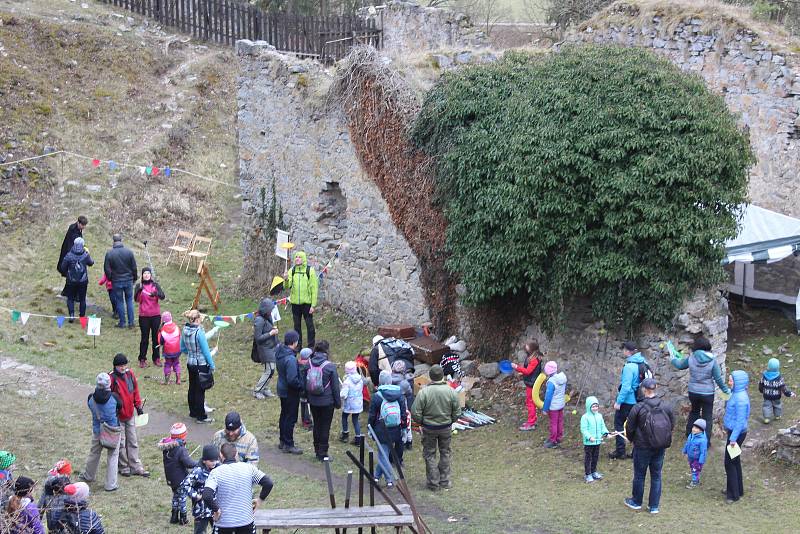 V neděli byla oficiálně zahájena sezóna na zřícenině Dívčí Kámen. Den plný zábavy s hrou o poklad, dílnami, střelbou z luku a kuše či školou žonglování  si užily stovky dětí i dospělých.