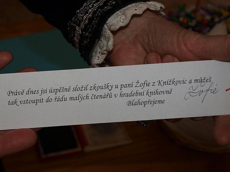 Na rytíře krásného slova pasovala ve čtvrtek knihovnice dětského oddělení Městské knihovny v Kaplici Eva Jáklová coby kněžna Žofie z Knížkovic prvňáčky z kaplické Základní školy Fantova.