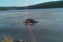 Potápějící se BMW X5 pod prolomený led lipenského jezera.