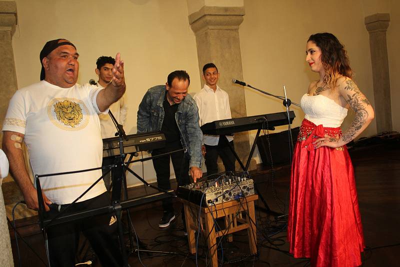 Romský charitativní koncert pro Ukrajinu ve Sloupové síni krumlovského zámku.