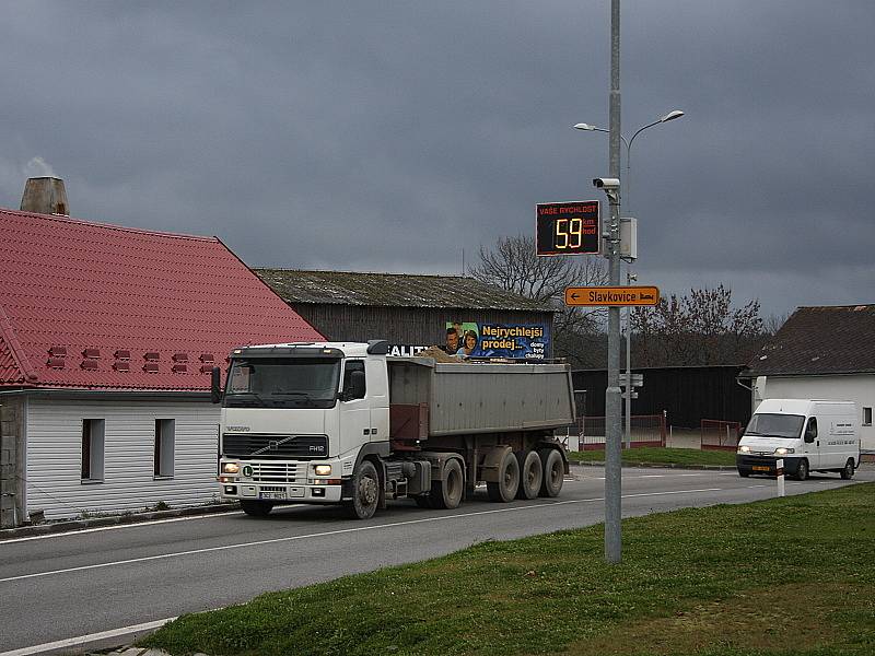 Radar na začátku obce Černá v Pošumaví informuje řidiče jedoucí z Českého Krumlova o jejich aktuální rychlosti.