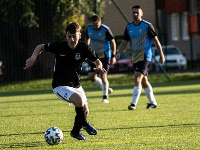 Fotbalisté Dolního Dvořiště (v černých dresech) doma deklasovali Sedlec 7:2. Foto: Adéla Bršťáková