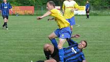 Nesmlouvavost derby dokumentuje i souboj autora vyrovnávací branky hostů Michala Chromého (v popředí), po jehož ataku se na trávníku ocitl chvalšinský Tomáš Holas.