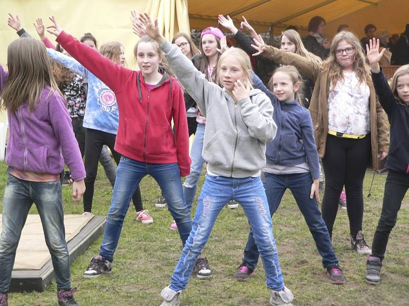 Kouzelný Krumlov v pivovarské zahradě. Dívky si zatančily u stanoviště taneční školy Storm Dancers Č. Krumlov.