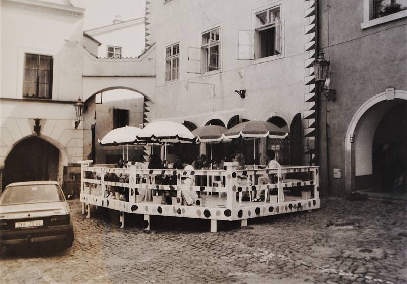 Předzahrádka před Caffe Verdi na krumlovském náměstí - turistická sezóna 1991.