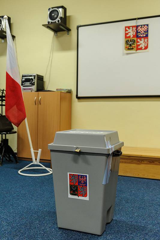 Na volebním okrsku č. 3 v Základní škole ve Velešíně evidovali v sobotu kolem poledne volební účast zhruba padesátiprocentní. To bylo nejméně ze všech tří velešínských okrsků.