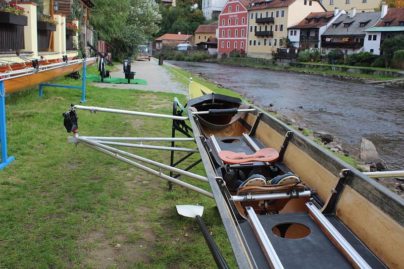 Přehlídka závodních skifů se slavnou minulostí u Vltavy v Českém Krumlově na závěr voroplavecké sezony.