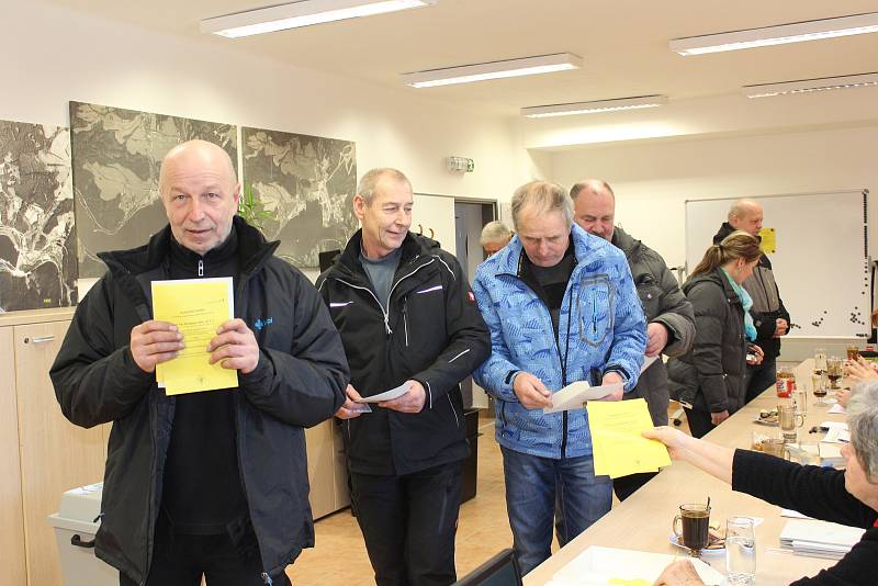 V Lipně nad Vltavou se hned od 14. hodiny valily zástupy lidí, značnou část tvořili návštěvníci skiareálu s voličskými průkazy.
