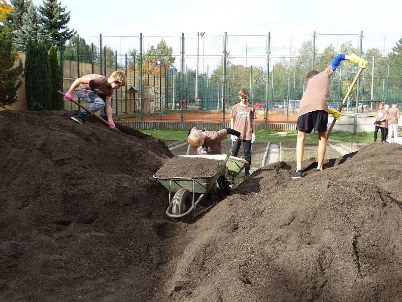 Terénní práce a výsadba v rámci projektu 72 hodin po vedením krumlovských zahrádkářů a organizace Vesnické zahrady.