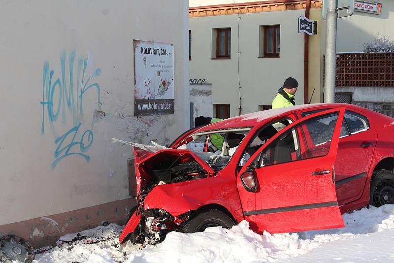 Osobní auto narazilo ve čtvrtek 7. února ráno do domu v Černé v Pošumaví.