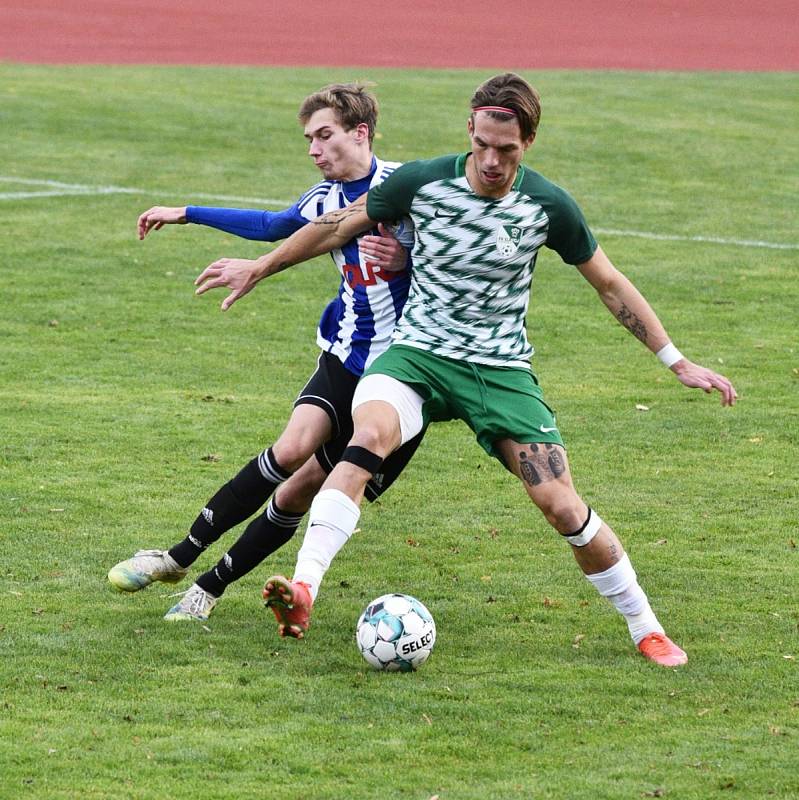 Českokrumlovští fotbalisté (v zelenobílém) potvrdili v Blatné roli favorita a poslední tým krajského přeboru deklasovali 7:0.