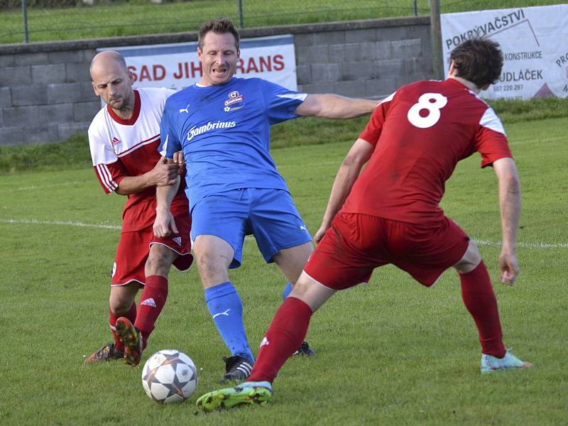 I. B třída (skupina A) - 9. kolo (10. hrané): Sokol Křemže (v červeném) - FC Šumava Frymburk 0:3 (0:1).