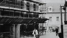 Krumlovská osmdesátá. Oprava fasád na Latránu, říjen 1985.