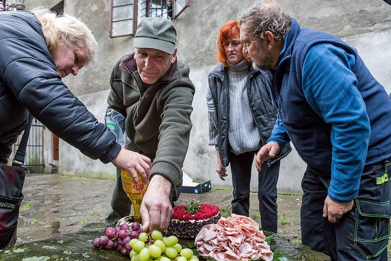 Na obyvatele medvědího příkopu nemohli o Štědrém dni zapomenout obyvatelé Českého Krumlova a okolí.