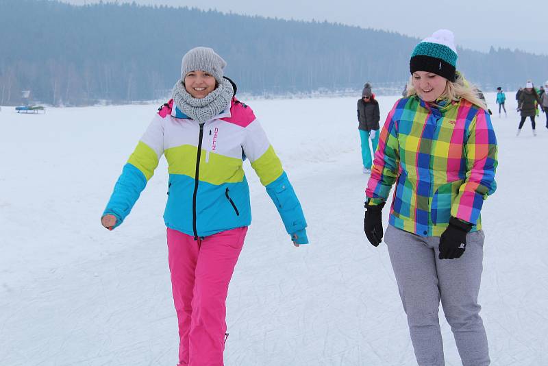 Tisíce lidí dorazily o víkendu zabruslit si na Lipno.