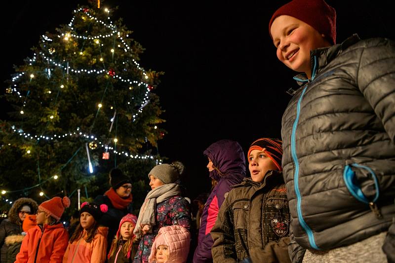 Slavnostní rozsvícení vánočního stromu ve Velešíně o první adventní neděli. Foto: Petr Skřivánek