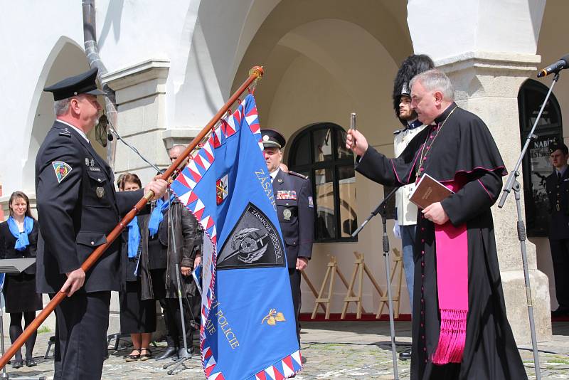 Slavnostní pietní akt s předáním slavnostního praporu policejní zásahové jednotce se odehrál v sobotu dopoledne na českokrumlovském náměstí.