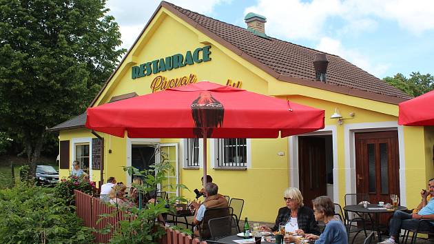 I restaurace studáneckého minipivovaru konečně ožila.