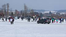 O víkendu v Horní Plané jezdilo přes zamrzlé Lipno jednou auto za druhým.