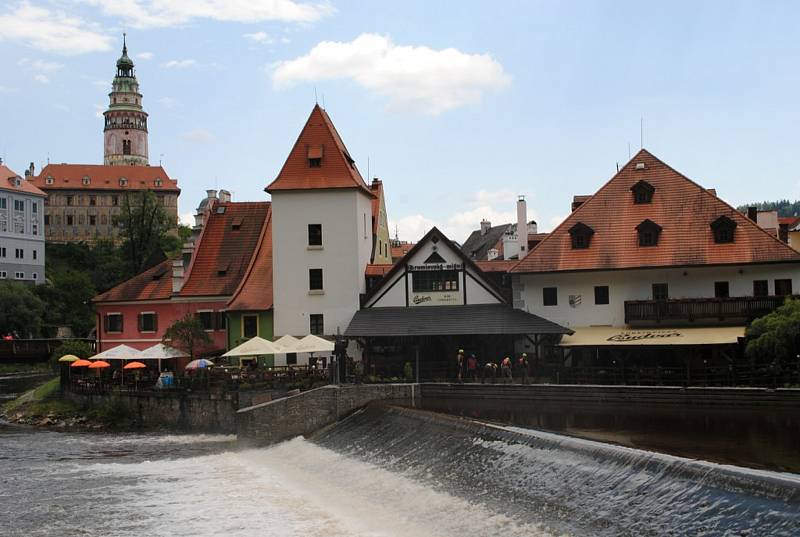 Snímky z druhého dne pátrání po utonulém vodákovi na Vltavě u Krumlovského mlýna.