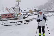Přívaly sněhu umí přinést i radost. Krumlovská parta běžkařů nezaváhala a vyrazila za jedinečnými zážitky do centra Českého Krumlova.