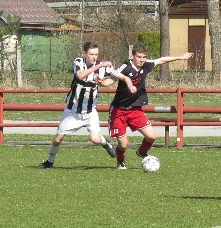 I.A třída dorostu – 22. kolo: FK Spartak Kaplice / FK Dynamo Vyšší Brod (bíločerné dresy) – TJ Spartak Trhové Sviny 0:0, na penalty 4:2.