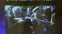 Součástí prezentace Velitelství sil podpory byl i snímek střílejícího prezidenta republiky Václava Klause s humorným titulkem.