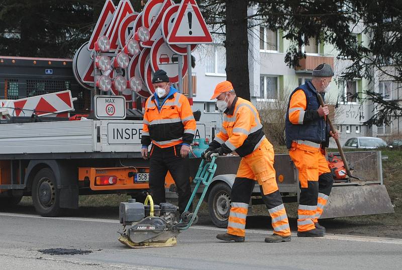 Doslova pár minut trvalo zalátání výtluku na E55 v Kaplici studenou balenou směsí. Větší opravy začnou, až se před létem rozjedou obalovny.