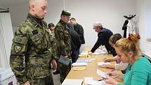 Vojáci volili na Obecním úřadě v Polné na Šumavě.