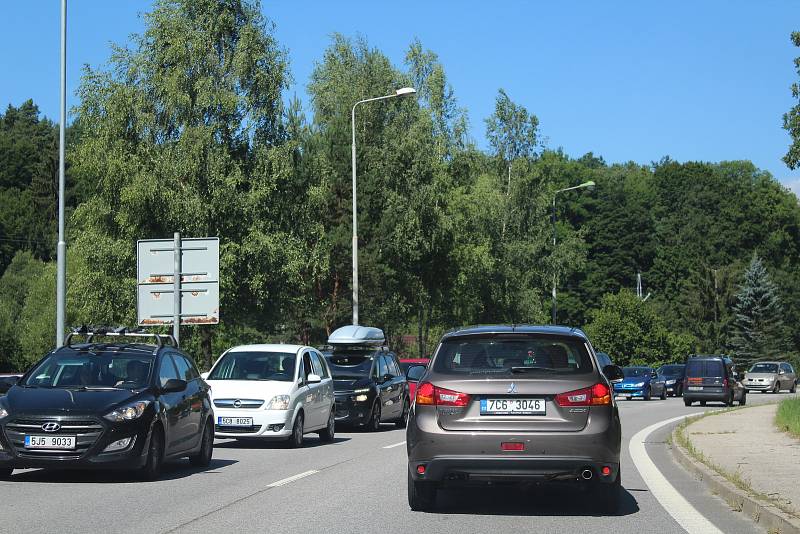 V sobotu dopoledne byl Krumlov ucpán z obou stran.