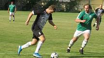 Fotbalisté Vyššího Brodu (v zelených dresech) utrpěli doma v úvodním kole okresního přeboru mužů debakl 2:13 s kaplickým béčkem. Foto: Libor Granec