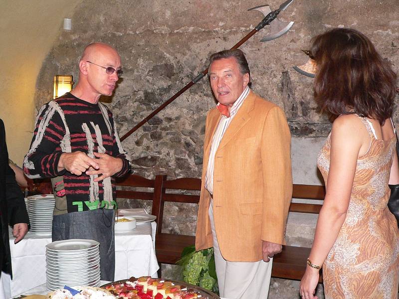 Karel Gott navštívil Český Krumlov 13. července 2005 za doprovodu celé řady známých osobností.