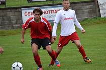 V sousedském derby mezi Křemží a béčkem Nové Vsi šlo o černého Petra posledního týmu tabulky OP, který po výsledku 2:0 připadl hostům (zleva hostující Filip Bauer a domácí Jan Fučík).