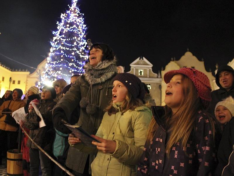 Koledy si na českokrumlovské náměstí Svornosti přišla zazpívat asi stovka lidí všeho věku.