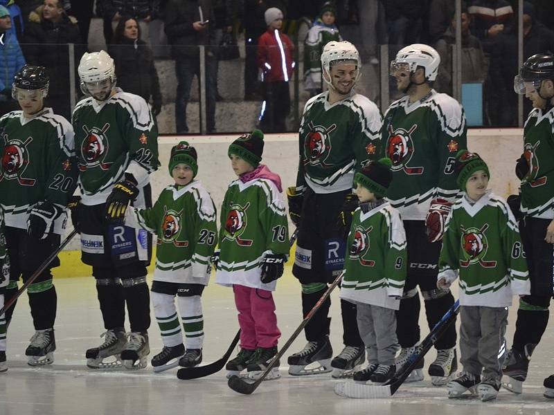 3. semifinále play off krajské ligy: HC Slavoj Č. Krumlov (v zeleném) - HC David servis Č. Budějovice 1:3.