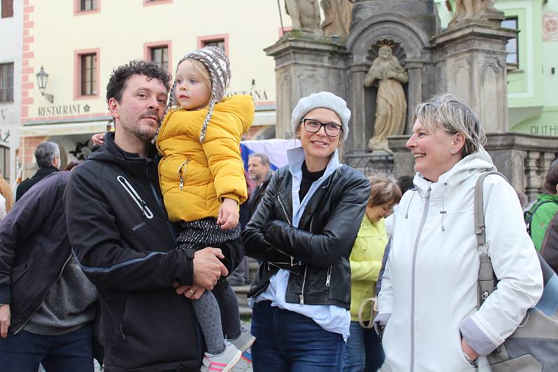 Demonstrace za odstoupení Marie Benešové se v Českém Krumlově účastnilo na osmdesát lidí.