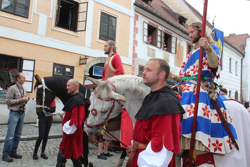 Krásnou podívanou opět návštěvníkům Krumlova připravil hlavní kostýmovaný průvod Slavností pětilisté růže.