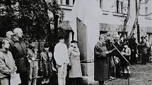 Krumlovská devadesátá. Odhalení busty T. G. Masaryka u stejnojmenné školy.