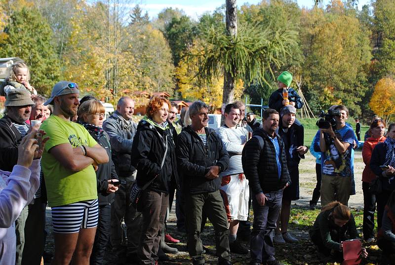 Podzimní zamykání Vltavy v kempu Krumlov.