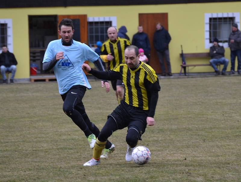 Fotbalová příprava: SK Holubov (černožluté dresy) – SK Zlatá Koruna 3:3 (1:2).