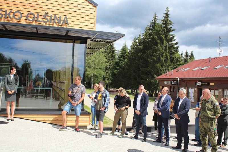 Vojenské lesy a statky ve čtvrtek slavnostně otevřely novou naučnou stezku a návštěvnické centrum Olšina.