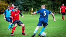 Fotbalisté Chvalšin (v modrém) v derby I. B třídy remizovali s Větřním 2:2.