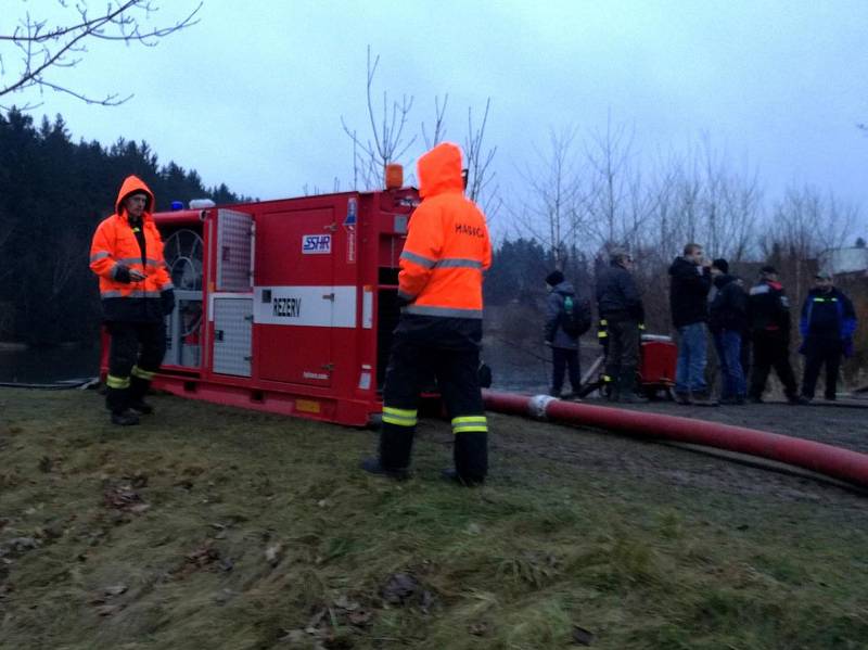 Krumlovští hasiči poprvé naostro nasadili čerpací jednotku, požár štěpky v Horní Cerekvi se hasil přes týden.