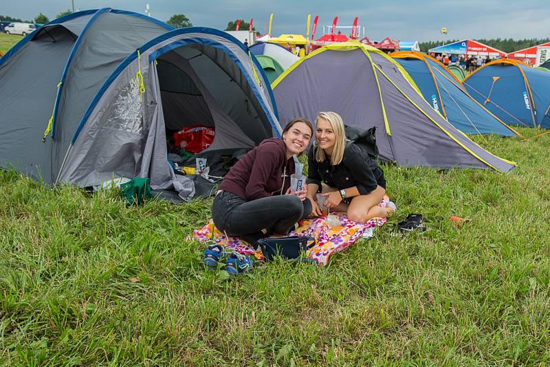 Atmosféra na festivalu Hrady CZ v Rožmberku na Českokrumlovsku je úžasná, déšť nevadí.