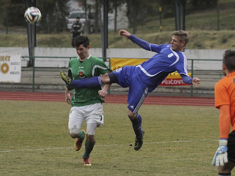 Česká divize - 17. kolo: Český Krumlov (v zeleném) - Tachov 0:1 (0:1).