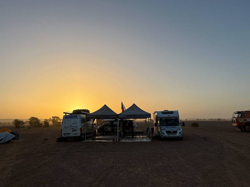 Africa Eco Race pokračovala čtvrtou etapou, po níž čtyřkolkař Zdeněk Tůma klesl mezi motocyklisty na patnáctou pozici