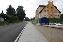 Nový chodník spolu s rekonstruovanou vozovkou v Dolním Třeboníně.