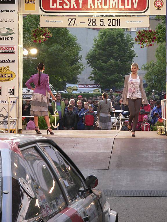 Slavnostní vyhlášení vítězů Rallye Český Krumlov zpestřila módní přehlídka.