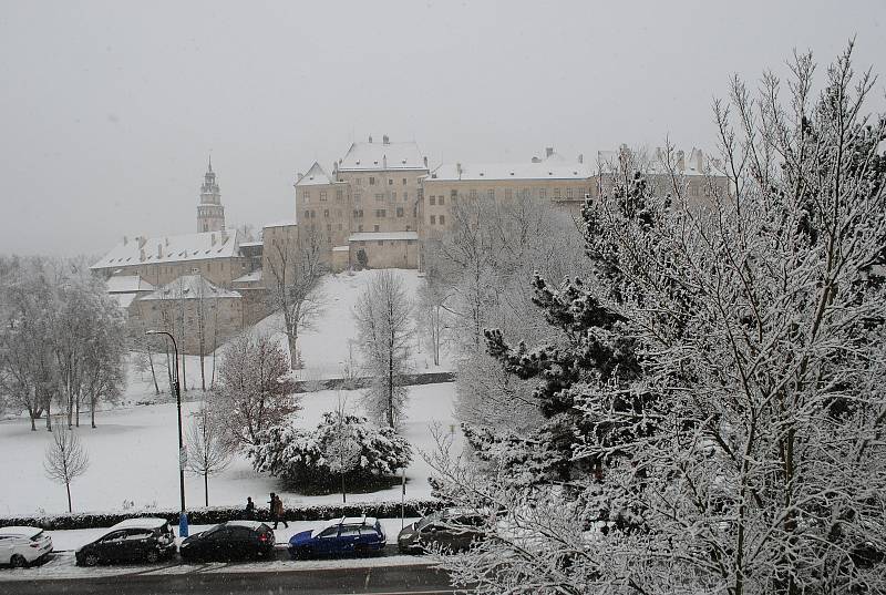 Český Krumlov zasypal dopoledne 25. prosince 2021 sníh.