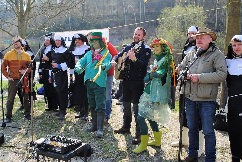 Do Kempu Krumlov U Trojice se sjeli nadšenci z celé republiky, aby vyrazili na společnou plavbu po čerstvě odemčené Vltavě.